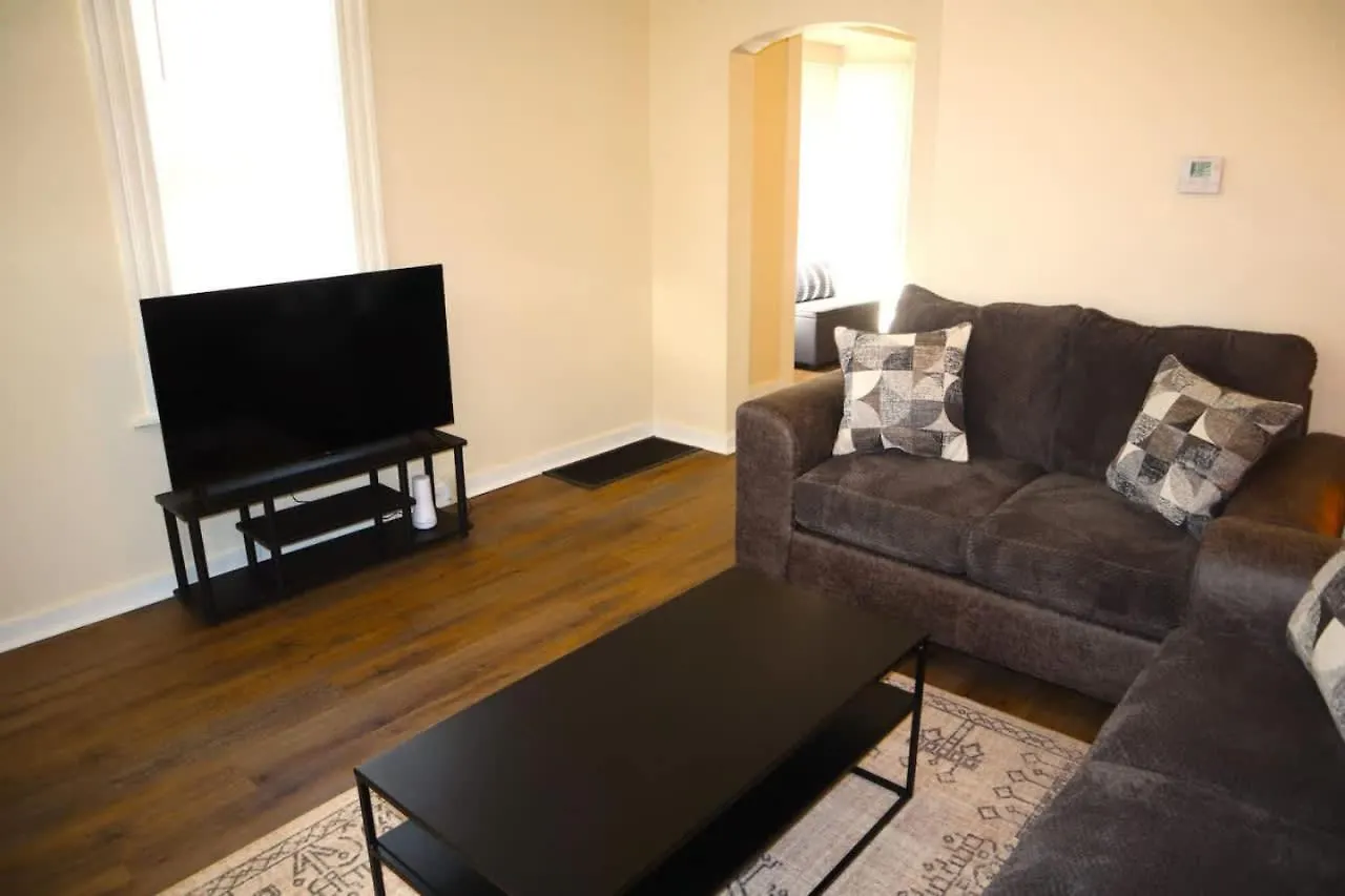 Charming Newly Updated Home Columbus Holiday home